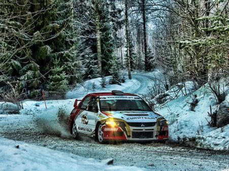 ઇનેસા એક કુશળ રેસર અને મોડલ