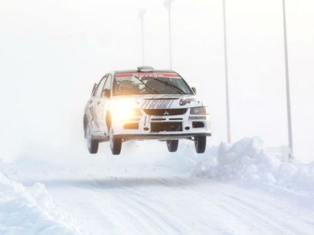 ઇનેસા એક કુશળ રેસર અને મોડલ