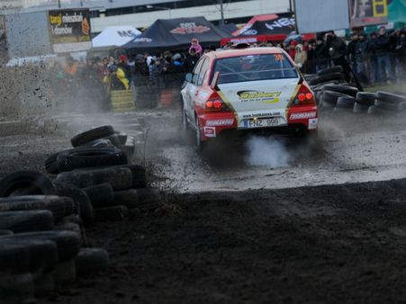 ઇનેસા એક કુશળ રેસર અને મોડલ