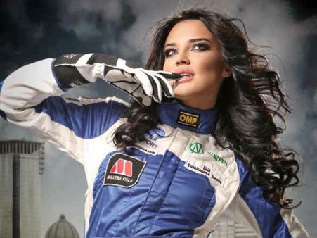 ઇનેસા એક કુશળ રેસર અને મોડલ