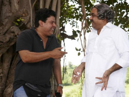 હિમ્મતવાલામાં પરેશની લાક્ષણિક મુદ્રાઓ હિમ્મતવાલામાં પરેશની લાક્ષણિક મુદ્રાઓ