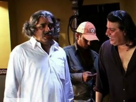 હિમ્મતવાલામાં પરેશની લાક્ષણિક મુદ્રાઓ હિમ્મતવાલામાં પરેશની લાક્ષણિક મુદ્રાઓ