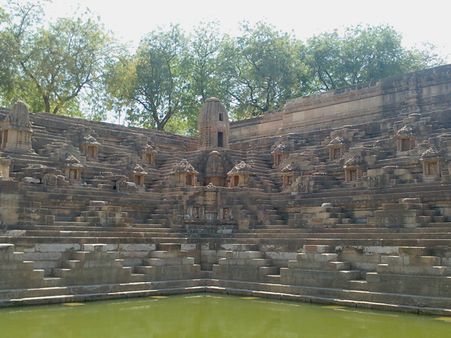 સૂર્યમંદિરના પ્રાંગણમાં આવેલું સૂર્ય કુંડ