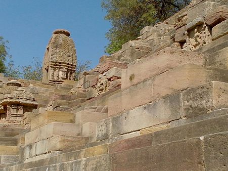 સૂર્યમંદિરમાં ચોતરફ સુંદર કોતરણીકામ