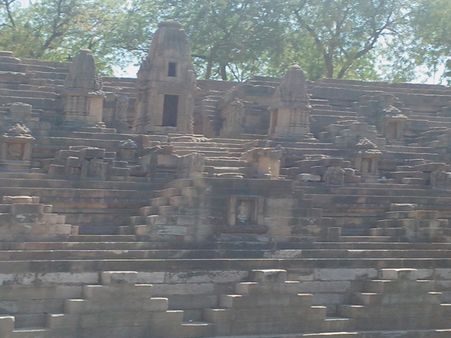 સૂર્યમંદિરમાં ચોતરફ સુંદર કોતરણીકામ