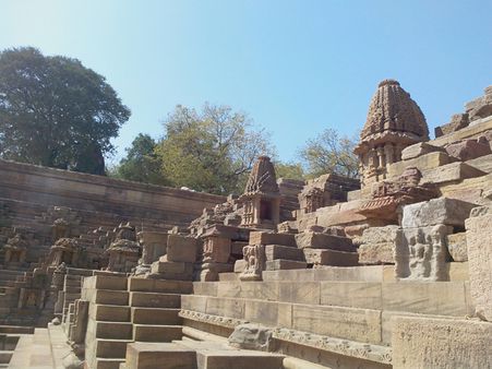 સૂર્યમંદિરમાં ચોતરફ સુંદર કોતરણીકામ