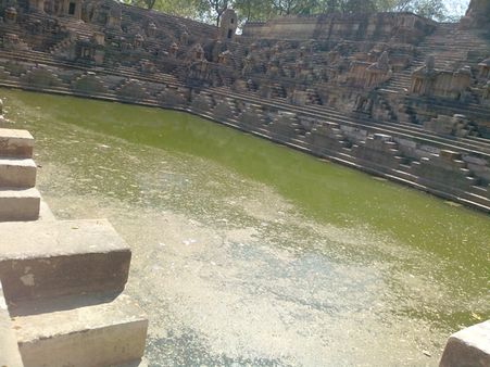 સૂર્યમંદિરના પ્રાંગણમાં આવેલું સૂર્ય કુંડ