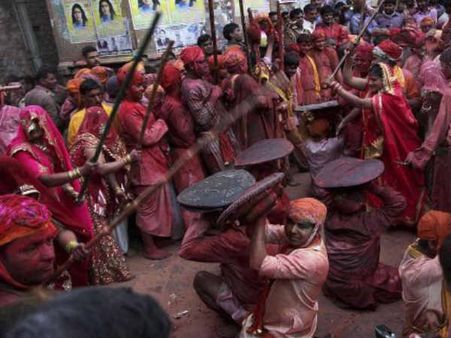તસવીરોમાં : જુઓ ગુજરાત અને ભારતમાં કેવી રીતે ઉજવાય છે હોળી? તસવીરોમાં : જુઓ ગુજરાત અને ભારતમાં કેવી રીતે ઉજવાય છે હોળી?