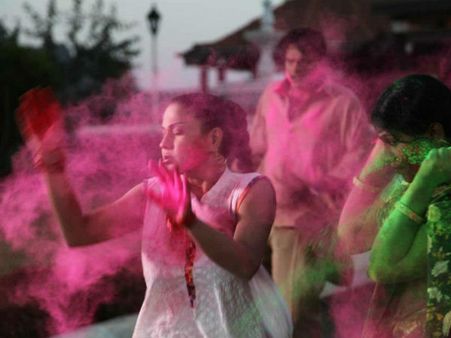 બૉલીવુડ પર છવાયાં હોળીના રંગ બૉલીવુડ પર છવાયાં હોળીના રંગ