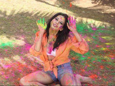 બૉલીવુડ પર છવાયાં હોળીના રંગ બૉલીવુડ પર છવાયાં હોળીના રંગ
