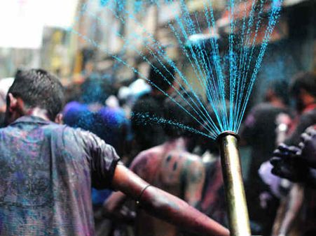 જાણો : વિવિધ દેશોમાં હોળીની ઉજવણીની રીતો જાણો : વિવિધ દેશોમાં હોળીની ઉજવણીની રીતો