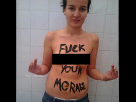 કટ્ટરપંથીઓને યુવતીનો Topless જવાબ, મોકલાઇ પાગલખાને!