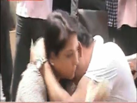 ભૂલ, ભાવુક અને ભયઃ આંખોએ વ્યક્ત કરી સંજૂબાબાની વેદના 