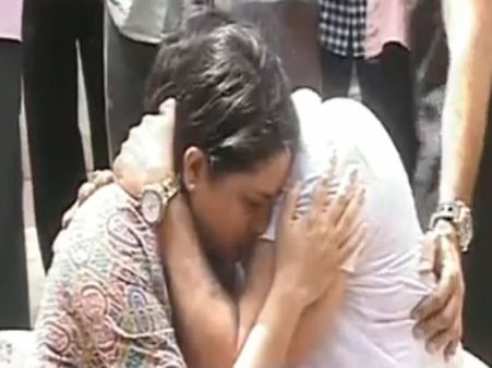 ભૂલ, ભાવુક અને ભયઃ આંખોએ વ્યક્ત કરી સંજૂબાબાની વેદના 