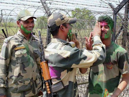 Pics : ભારતભરમાં રંગબેરંગી હોળીની ઉજવણી