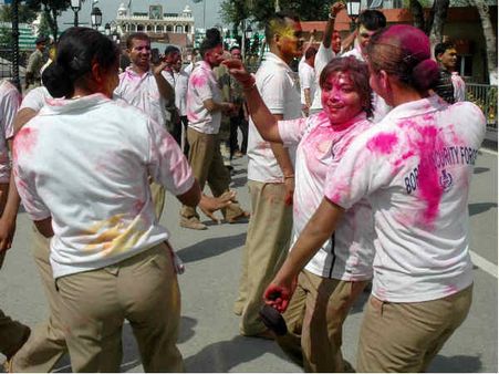 Pics : ભારતભરમાં રંગબેરંગી હોળીની ઉજવણી