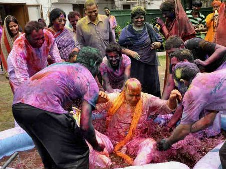 Pics : ભારતભરમાં રંગબેરંગી હોળીની ઉજવણી