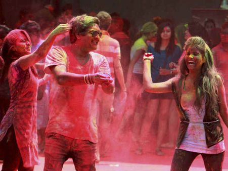 Pics : ભારતભરમાં રંગબેરંગી હોળીની ઉજવણી