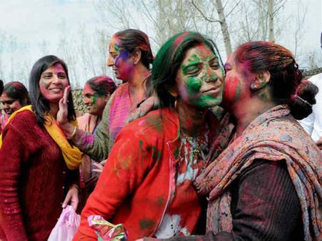 Pics : ભારતભરમાં રંગબેરંગી હોળીની ઉજવણી