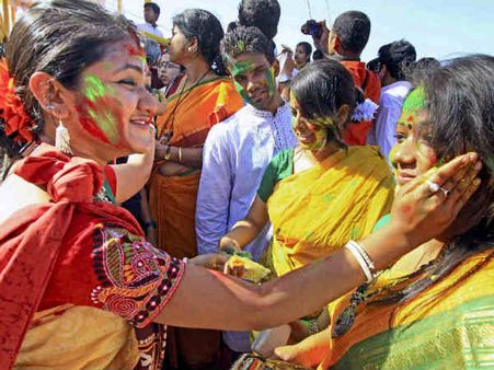 Pics : ભારતભરમાં રંગબેરંગી હોળીની ઉજવણી