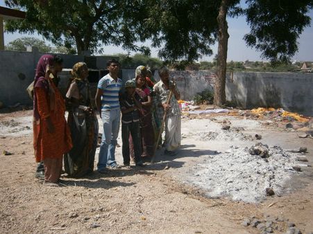 ગરીબ યુવાનની અંતિમ યાત્રા