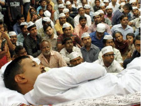 કેજરીવાલને મળ્યું અરૂણા રોય, મેધા પાટકરનું સમર્થન