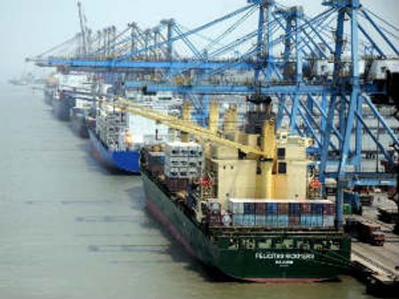 મુંબઇમાં કોસ્ટ ગાર્ડ્સે વિસ્ફોટકોની શંકાથી વિદેશી જહાજ રોક્યું