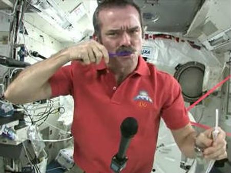કેનેડિયન અવકાશયાત્રીનો સ્પેસમાં બ્રશ કરવાનો વિડિયો થયો વાયરલ