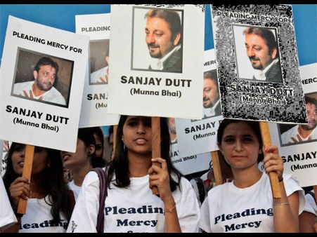 બૅનરો સાથે ટેકો