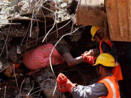 થાણે બિલ્ડિંગ અકસ્માત: 71ના મોત, ડેપ્યુટી કમિશ્નર સહિત ત્રણ સસ્પેંડ