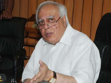 સિબ્બલનો મુલાયમને પડકાર, સરકાર પાડી બતાવો