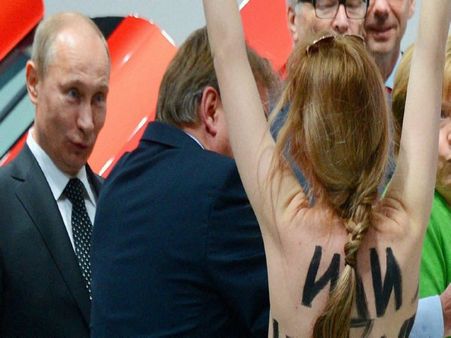 પ્રદર્શનકારી ટોપલેસ યુવતીને જોઇને પુતિન બોલ્યા 'I like it'