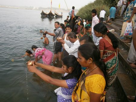 રાહુ-કેતુથી પીડાતા ભક્તો ઉમટ્યા નર્મદાના કાંઠે