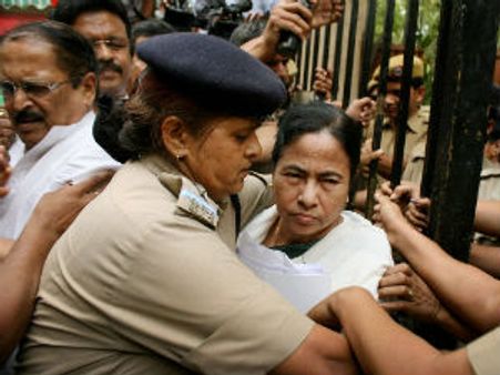 મમતા અને મિત્રા સાથે ધક્કામુક્કી બાદ બંગાળમાં બબાલ