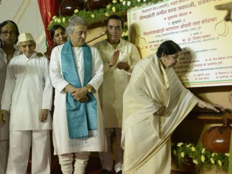 લતા મંગેશકરે વીએસકેએનું ઉદ્ઘાટન કર્યું
