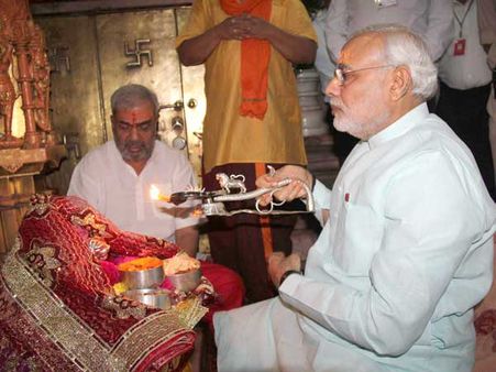 મોદી પહોંચ્યા મા અંબાના શરણે