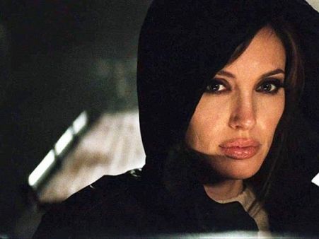 એંજેલિના જોલીની ટૉપલેસ તસવીરની હરાજી થશે