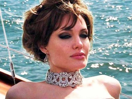 એંજેલિના જોલીની ટૉપલેસ તસવીરની હરાજી થશે