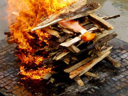 એવું સ્થળ જ્યાં સળગતી ચિતા વચ્ચે નૃત્ય કરે છે વેશ્યાઓ