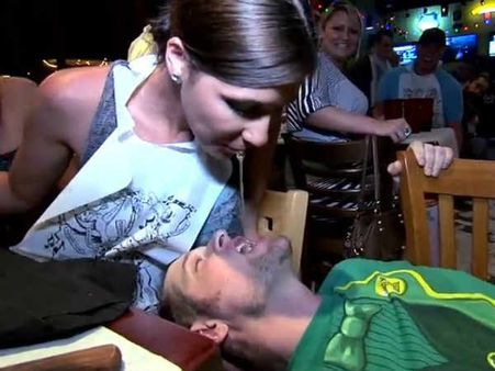 અહીં ભોજન સાથે મળે છે ગાળો!