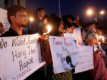 દિલ્હીમાં જનજુવાળ, વિવિધ વિસ્તારોમાં વિરોધ પ્રદર્શન કરતા લોકો 