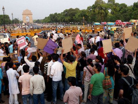 દિલ્હીમાં જનજુવાળ, વિવિધ વિસ્તારોમાં વિરોધ પ્રદર્શન કરતા લોકો 