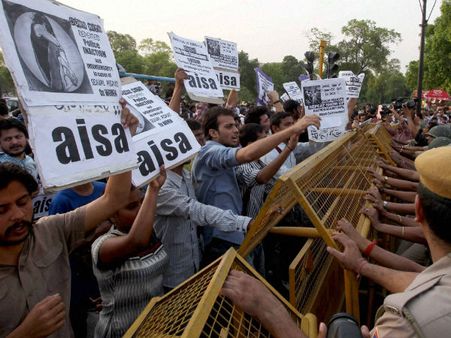 દિલ્હીમાં જનજુવાળ, વિવિધ વિસ્તારોમાં વિરોધ પ્રદર્શન કરતા લોકો 