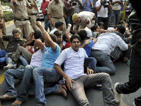 દિલ્હીમાં જનજુવાળ, વિવિધ વિસ્તારોમાં વિરોધ પ્રદર્શન કરતા લોકો 