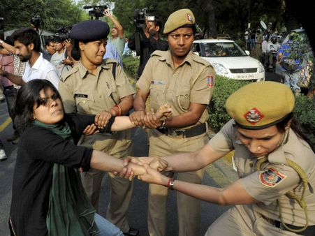 દિલ્હીમાં જનજુવાળ, વિવિધ વિસ્તારોમાં વિરોધ પ્રદર્શન કરતા લોકો 