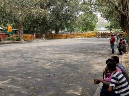 દિલ્હીમાં જનજુવાળ, વિવિધ વિસ્તારોમાં વિરોધ પ્રદર્શન કરતા લોકો 