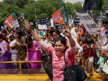 દિલ્હીમાં જનજુવાળ, વિવિધ વિસ્તારોમાં વિરોધ પ્રદર્શન કરતા લોકો 