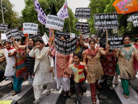 દિલ્હીમાં જનજુવાળ, વિવિધ વિસ્તારોમાં વિરોધ પ્રદર્શન કરતા લોકો 