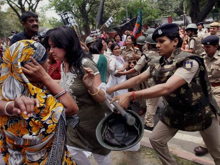 દિલ્હીમાં જનજુવાળ, વિવિધ વિસ્તારોમાં વિરોધ પ્રદર્શન કરતા લોકો 