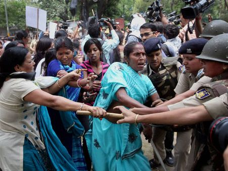 દિલ્હીમાં જનજુવાળ, વિવિધ વિસ્તારોમાં વિરોધ પ્રદર્શન કરતા લોકો 